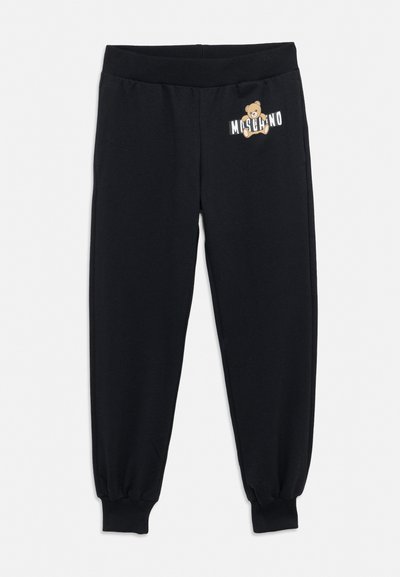 Pantaloni jogger neri con vita e polsini elasticizzati, con una piccola grafica di un orsacchiotto che tiene il testo "Moschino" sulla parte superiore della gamba sinistra.