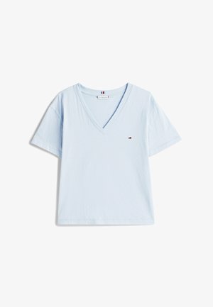 Helles blaues Baumwoll-T-Shirt mit V-Ausschnitt, kurzen Ärmeln und einem kleinen Logo-Detail auf der linken Brust. Weicher Stoff, lässige Passform.