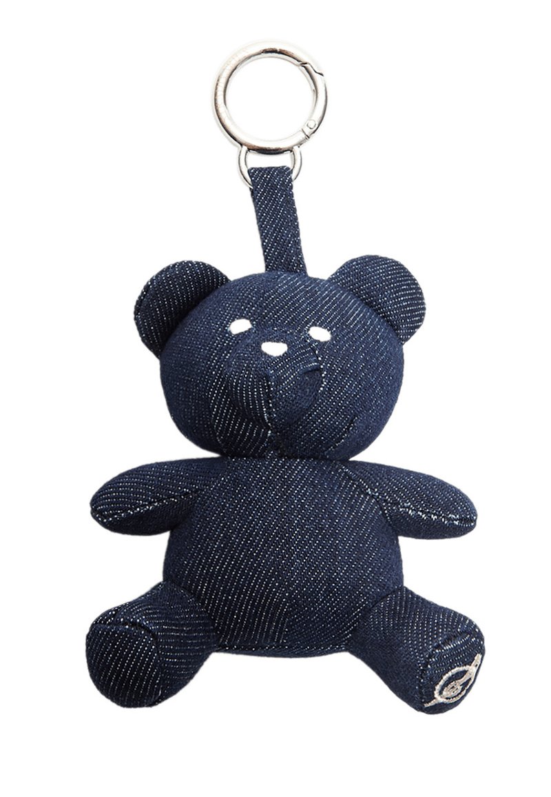 Porte-clé en denim en forme d'ours avec des oreilles rondes, des caractéristiques brodées et un porte-clé en métal argenté. Tissu bleu foncé avec de légères lignes verticales et un petit patch logo.