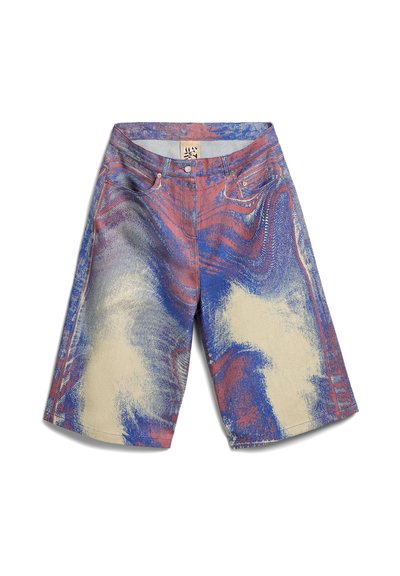 Denim shorts dengan pola bergelombang dalam warna biru, merah, dan beige, dilengkapi desain lima kantong klasik dan aksen perangkat keras logam.