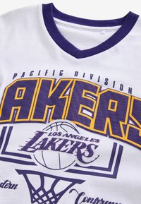 Next NBA LICENSED REGULAR FIT - Apdrukāts T-krekls - white purple la lakers