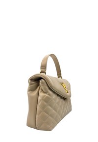 Borsa a tracolla in pelle beige trapuntata con una forma strutturata, manico superiore e chiusura in metallo dorato. Texture liscia con dettagli di cucitura visibili.