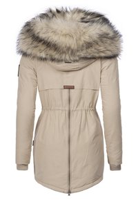 Beige parka dengan penutup kepala bulu palsu. Memiliki pinggang yang dipersempit, lengan panjang, manset elastis, dan ritsleting depan tengah. Tekstur yang halus.