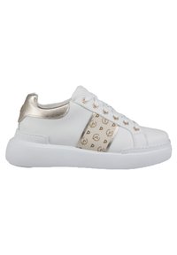 Sneaker bianco con un accento metallico dorato testurizzato sul tallone, una striscia dorata lavorata e una suola in gomma per una migliore trazione.