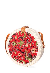 Borsa tonda intrecciata con esterno in vimini bianco. La parte frontale presenta un motivo floreale rosso con accenti verdi e marroni, completato da una tracolla in pelle marrone.