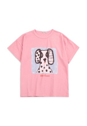 Camiseta rosa de manga corta con una ilustración de un perro dálmata con orejas de diferentes patrones y el texto "Bobo Choses" debajo del dibujo.
