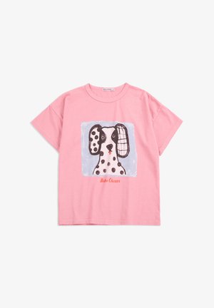 Ružové tričko s krátkym rukávom s grafikou dalmatínskeho psa s odlišne vzorovanými ušami a textom "Bobo Choses" pod ilustráciou.