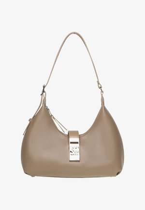 Sac à main en cuir beige avec une texture lisse, de forme hobo, à une seule sangle, et un accent logo métallique à l'avant.