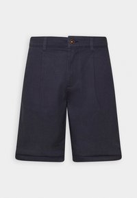 Marinblå knälånga shorts med knäppning, bälteshällor och framveck på vit bakgrund.