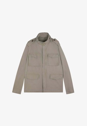 Giacca militare grigia chiara con colletto alto, quattro tasche anteriori, spalline e una trama di tessuto liscia e resistente.