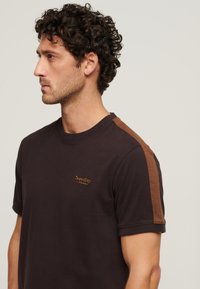 Superdry & Co ESSENTIAL LOGO RETRO - Camiseta estampada - chocolate plum brown dachshund tan