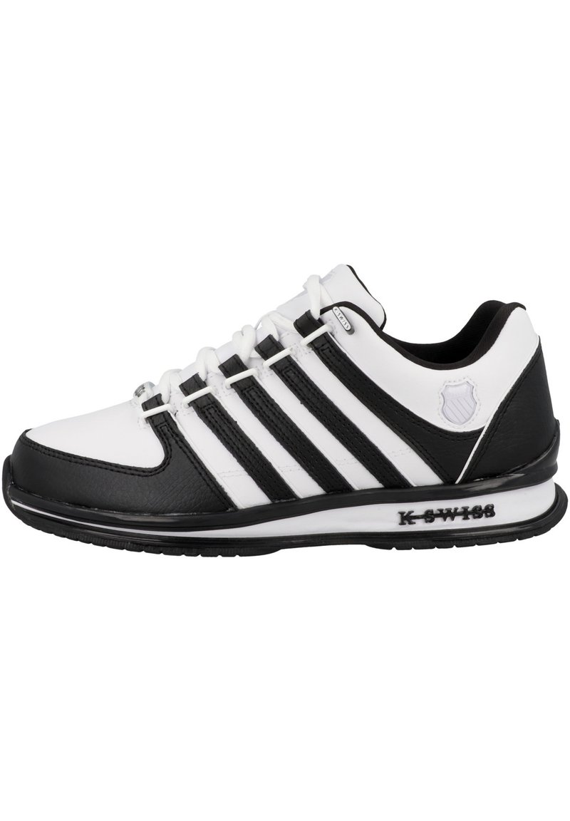 Weiße Sportschuhe mit schwarzen Akzenten, ausgestattet mit einem glatten Lederobermaterial, drei schwarzen Streifen, einer gepolsterten Sohle und metallischen Ösen.