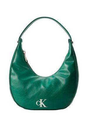 Sac à main en cuir vert en forme de croissant avec une sangle courte et le logo argenté "cK" de Calvin Klein à l'avant.