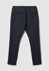 Dunkelblaue Hose mit glatter Textur, flachem Vorderteil, zwei Gesäßtaschen und tailliertem Bein Design. Elastischer Bund für Komfort.