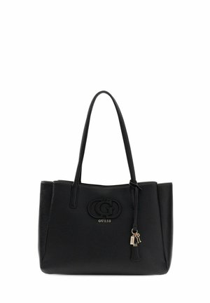 Borsa shopper in pelle nera con doppi manici, logo impresso e ciondoli metallici a forma di chiave e targhetta appesi sul davanti.