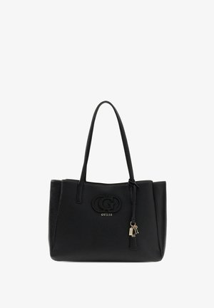 Borsa shopper in pelle nera con doppi manici, logo impresso e ciondoli metallici a forma di chiave e targhetta appesi sul davanti.