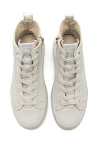Sneaker alte in tela off-white con superficie testurizzata, dotate di allacciatura, dettagli in cerniera e punta arrotondata.
