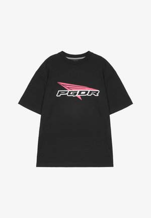 Schwarzes Baumwoll-T-Shirt mit kurzen Ärmeln, das ein weißes und pinkes grafisches Logo "PGDR" sowie ein stilisiertes Flügeldesign zeigt.