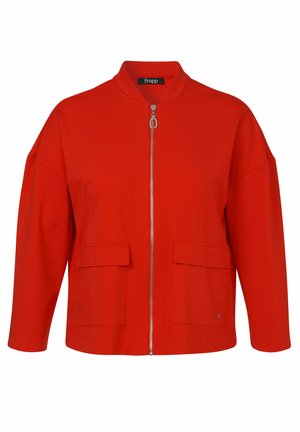 Rode jas met rits, lange mouwen, twee voorzakken met klep en een ronde kraag.