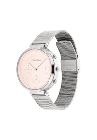 Silberne Mesh-Armbanduhr mit einem runden, hellrosa Zifferblatt, drei Nebenzifferblättern und einem Gehäuse aus Edelstahl. Sie verfügt über minimalistische Stundenmarkierungen.