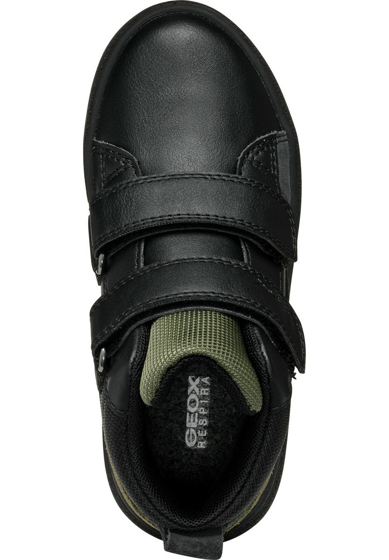 Czarne skórzane buty z dwoma paskami na rzep, zielonym siateczkowym wnętrzem, wyściełanym kołnierzem i czarną gumową podeszwą. Zawierają branding "GEOX RESPIRA".