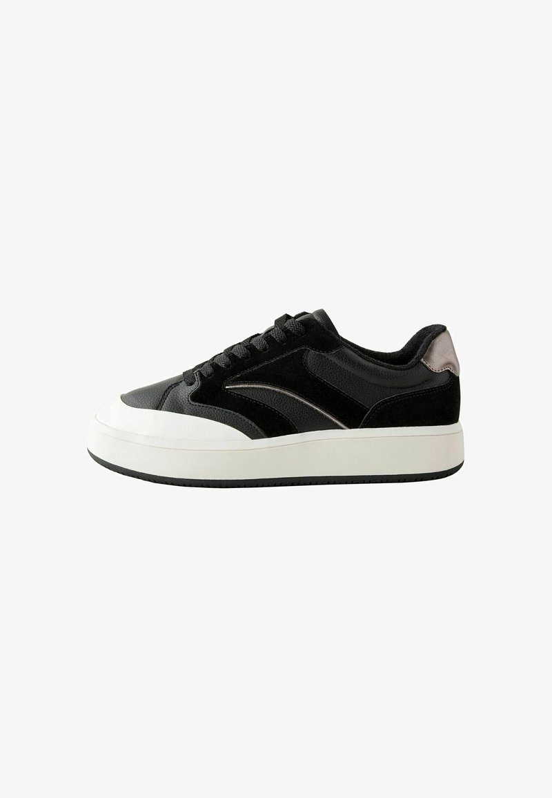 Baskets noires avec une tige texturée en daim et cuir lisse, semelle en caoutchouc blanc contrastant et accents latéraux subtils.