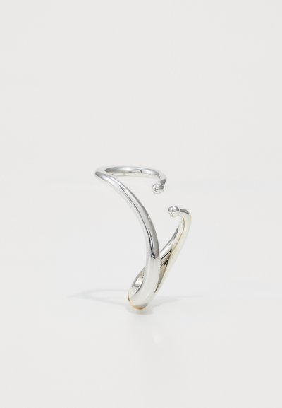 Silberner, gedrehter Ring mit einer glatten, glänzenden Oberfläche. Das elegante Design zeichnet sich durch doppelte Kurven und einen goldenen Akzent aus, was einen modernen Look schafft.