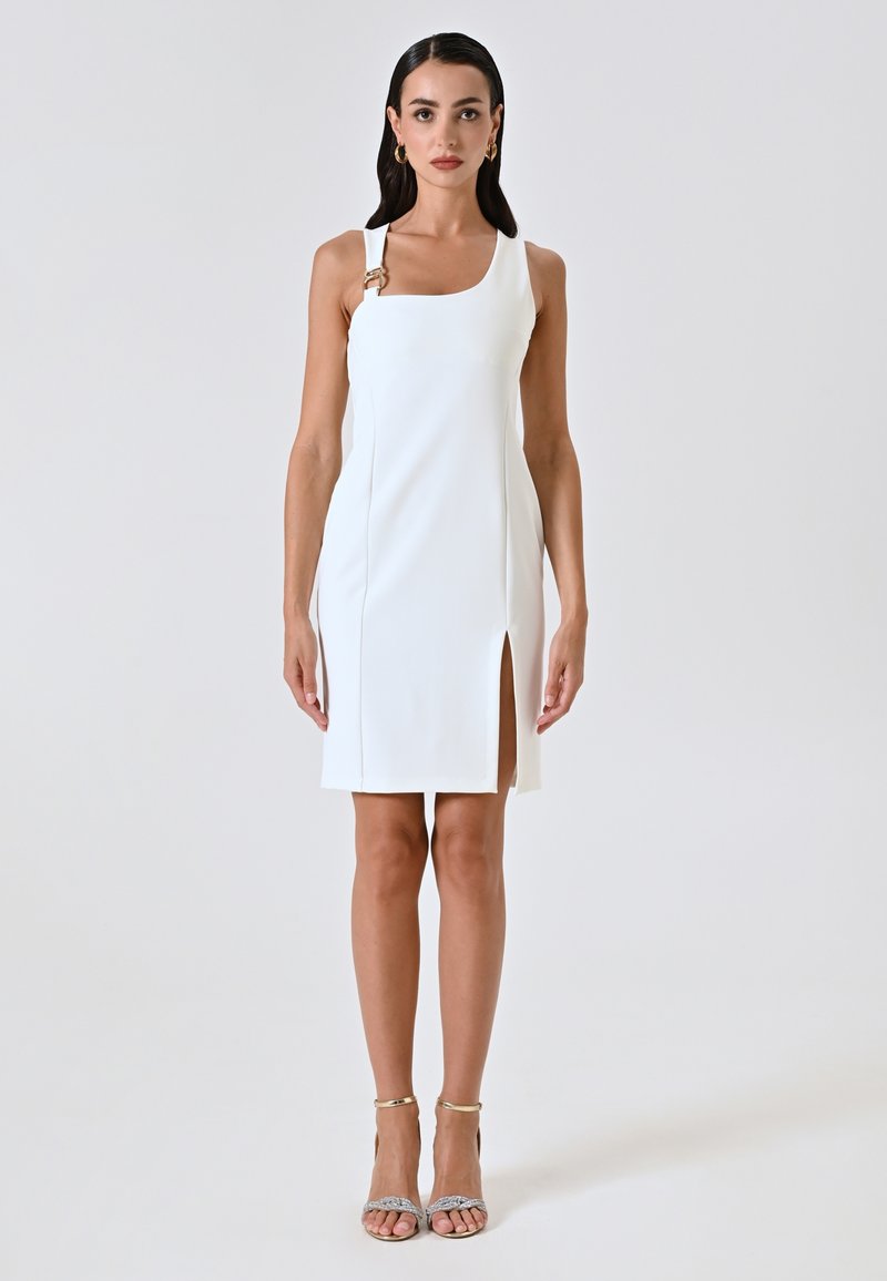Robe blanche sans manches avec un décolleté carré, fente latérale et un accent doré sur la bretelle gauche ; texture lisse et design ajusté.