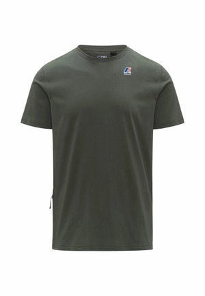 T-shirt verde oliva a maniche corte con collo rotondo, piccolo logo K-Way sul petto in alto a sinistra e dettaglio con zip sulla cucitura laterale sinistra.