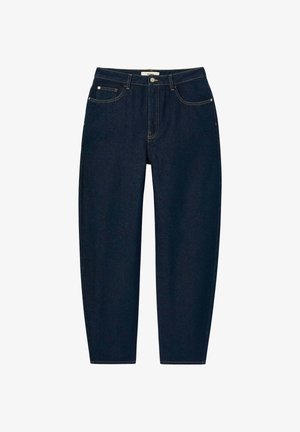 Jean droit taille haute bleu foncé avec bouton à l'avant, fermeture éclair, passants de ceinture et design cinq poches sur fond blanc.