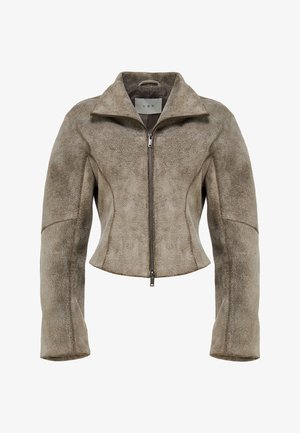 Brązowa krótka kurtka z zamszu z kołnierzem stójką i zamkiem z przodu. Charakteryzuje się szerokimi rękawami i gładką fakturą z subtelnymi tonalnymi wariacjami.