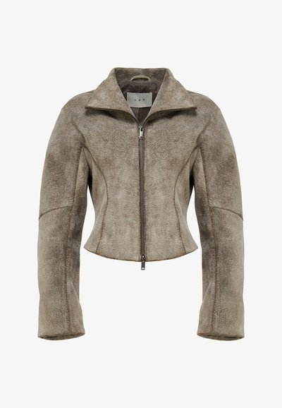 Kraća smeđa jakna od antilopa sa stojeći ovratnikom i prednjim patentnim zatvaračem. Ima široke rukave i glatku teksturu sa suptilnim toniranim varijacijama.