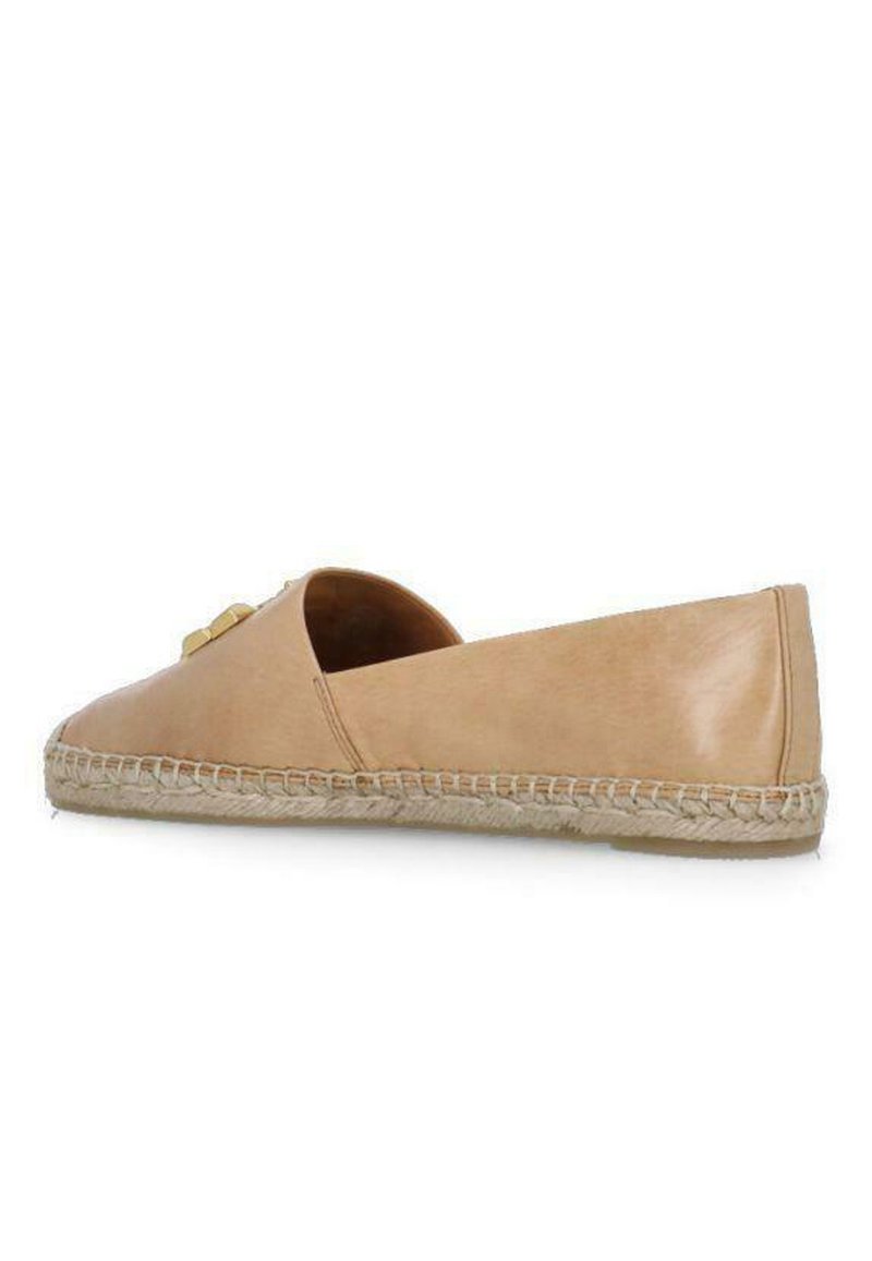 Beige Leder-Espadrille mit einer Jutesohlen, mandelförmiger Zehenpartie und einem dekorativen Akzent in der Nähe der Vorderseite. Glatte Textur und minimalistisches Design.