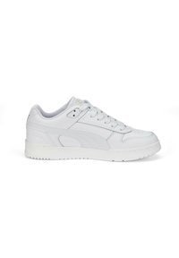 Weißer Ledersneaker mit glatter Textur, runder Zehenpartie, Schnürdesign, gepolstertem Kragen und dezenter Markenkennzeichnung an der Seite.
