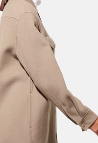 MADELEINE Cappotto corto - taupe