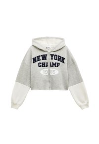 Grau geschnittenes Kapuzenshirt mit dunkelblauer Aufschrift "NEW YORK CHAMP 1985." Es hat weiße Ärmel und einen Frontreißverschluss. Aus weichem Material mit Kapuze.