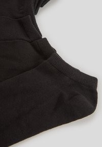 Czarny bawełniany sweter z okrągłym dekoltem i ściągaczami na rękawach. Materiał jest miękki o gładkim wykończeniu, co podkreśla jego minimalistyczny design.