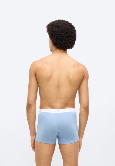 Boxer en coton bleu clair avec une ceinture blanche, présentant une texture lisse et une coupe ajustée, vu de dos.