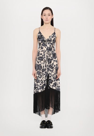 Abito lungo in crema con stampa floreale nera, con scollatura a V, dettaglio a torsione e rifiniture in frange nere sull'orlo. Design con spalline.