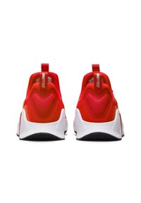 Rode sportieve schoenen met een lichtgewicht mesh bovenwerk, witte zolen en opvallende hielaccenten. Voorzien van een trekband en textuurdetails.