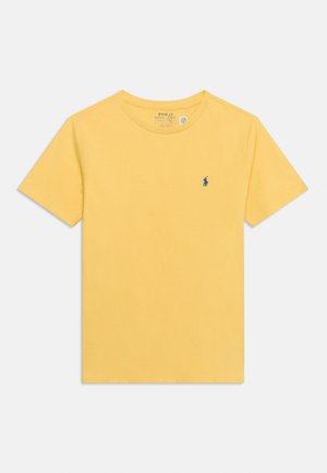 Żółty T-shirt z krótkim rękawem i okrągłym dekoltem, z małym niebieskim wyszywanym logo Polo Ralph Lauren na lewym brzuchu.