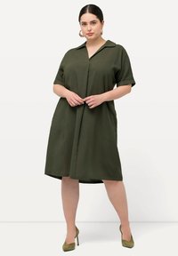 Ulla Popken SHORTSLEEVE - Denní šaty - forest green