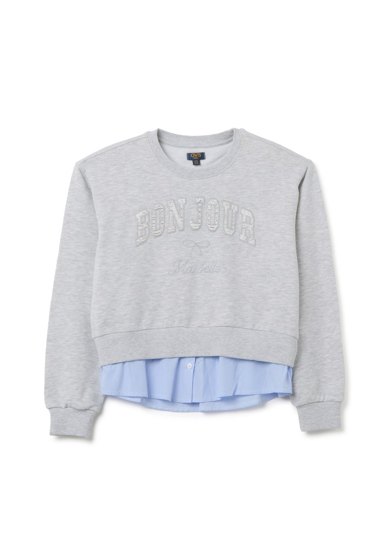 Sudadera gris con el texto "BON JOUR" en bordado texturizado, que presenta un dobladillo de camiseta ligera azul claro en capas. Puños y cintura acanalados.