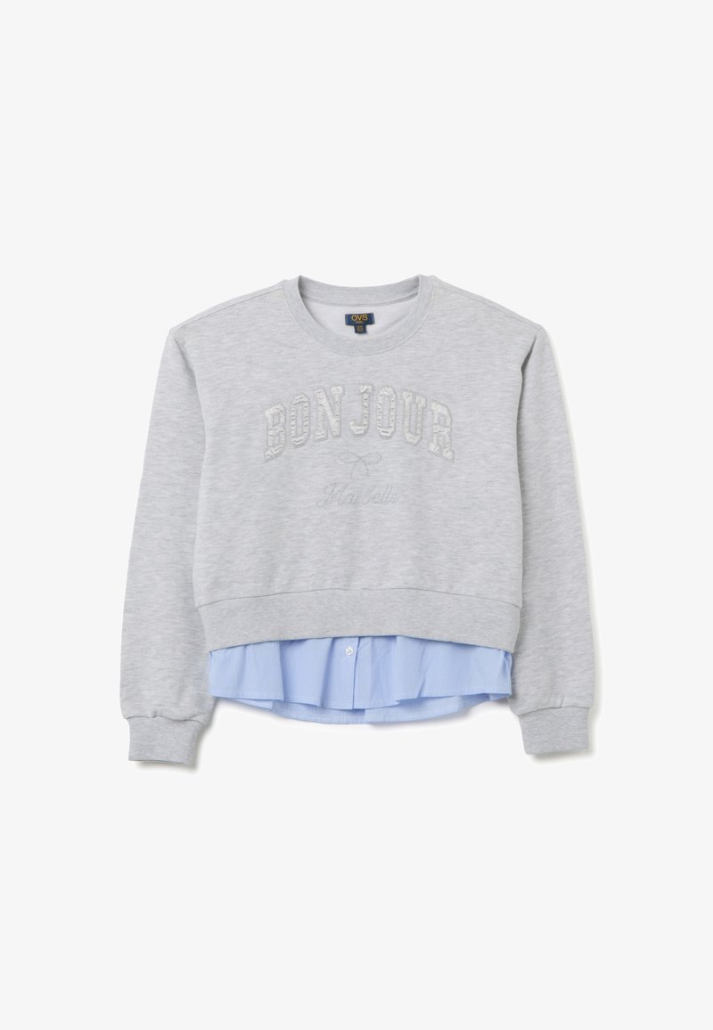 Sudadera gris con el texto "BON JOUR" en bordado texturizado, que presenta un dobladillo de camiseta ligera azul claro en capas. Puños y cintura acanalados.