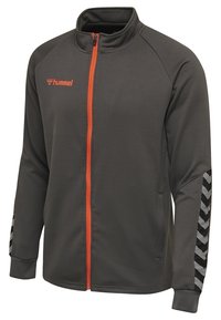 Mörkgrå zip-up jacka med orange dragkedja och accenter. Har strukturerad tyg, hög krage och svart chevronmönster på ärmarna.