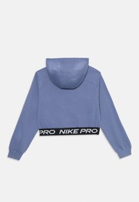 Sweat-shirt à capuche court en bleu clair, avec une ceinture noire comportant le texte "NIKE PRO" en blanc. Tissu lisse et design ajusté.