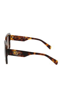 Occhiali da sole tartarugati con montatura rettangolare, lenti scure e tempie piatte con logo argento sui lati.