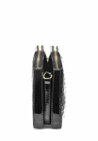 Czarny lakierowany portfel z dwoma zamkami błyskawicznymi, prostokątny kształt, teksturowana powierzchnia oraz złote akcenty hardware.