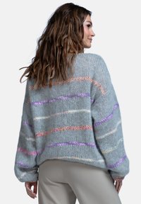 Szary sweter z dzianiny z wielokolorowymi poziomymi paskami w pastelowych odcieniach. Luźny krój, okrągły dekolt i fakturowany materiał.