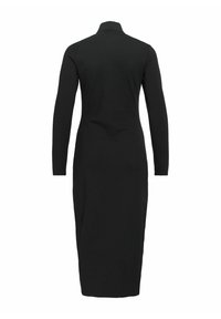 Černé šaty s dlouhým rukávem z hladké látky, s vysokým límcem a přiléhavým střihem sahajícím do poloviny lýtek.